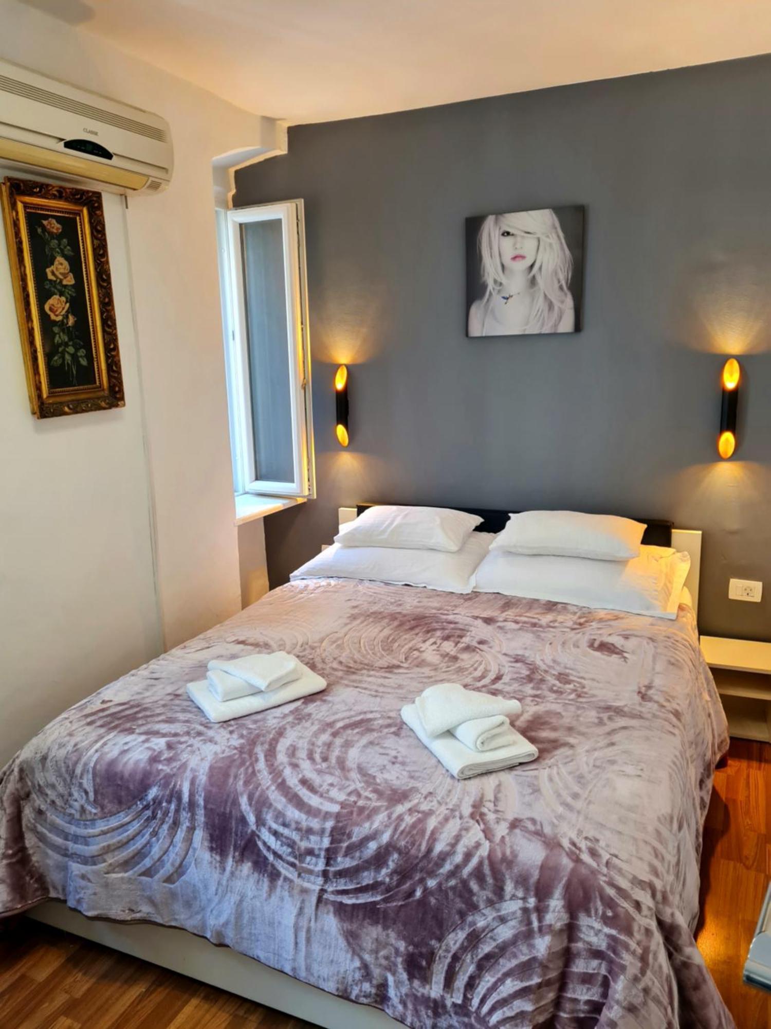 Inchy Accommodation - In The Center Of Diocletian'S Palace Spalato Esterno foto